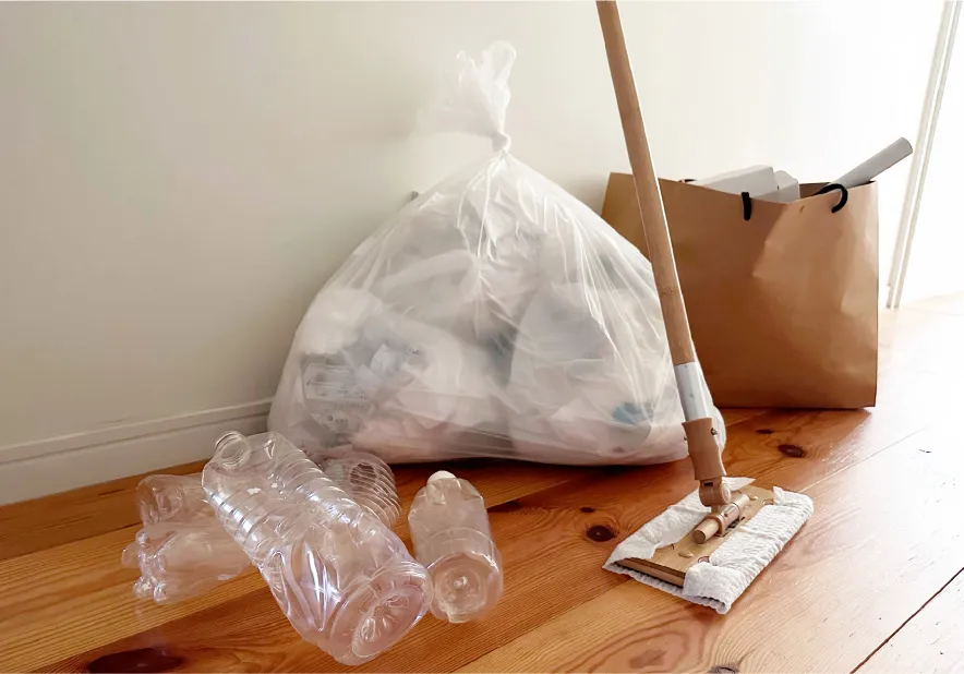 ゴミや掃除用具の画像