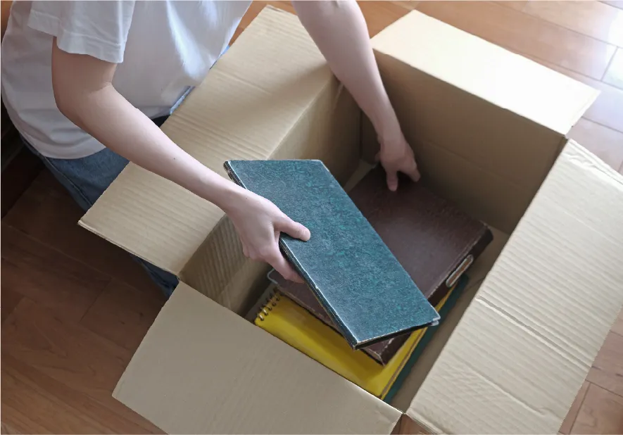 ダンボールに物を入れる画像