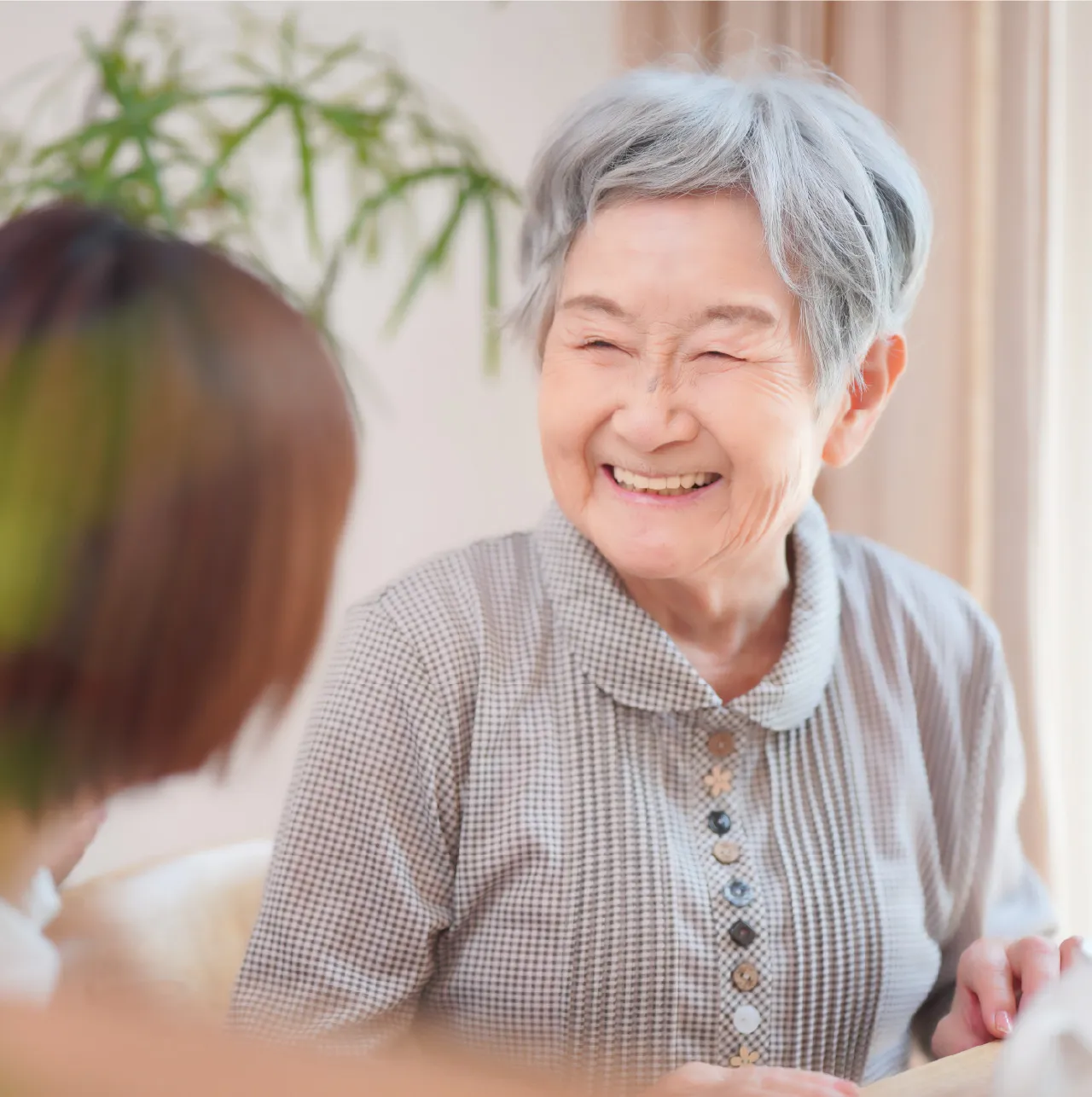 女性が対話している画像