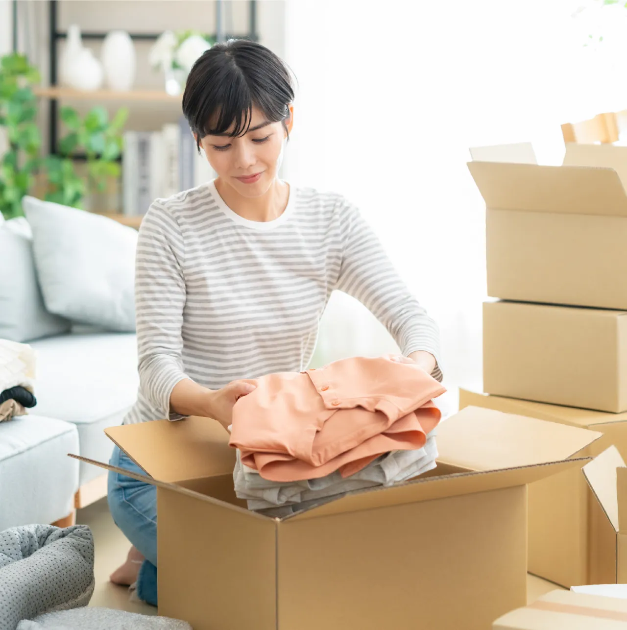 通帳を持っている夫婦の画像